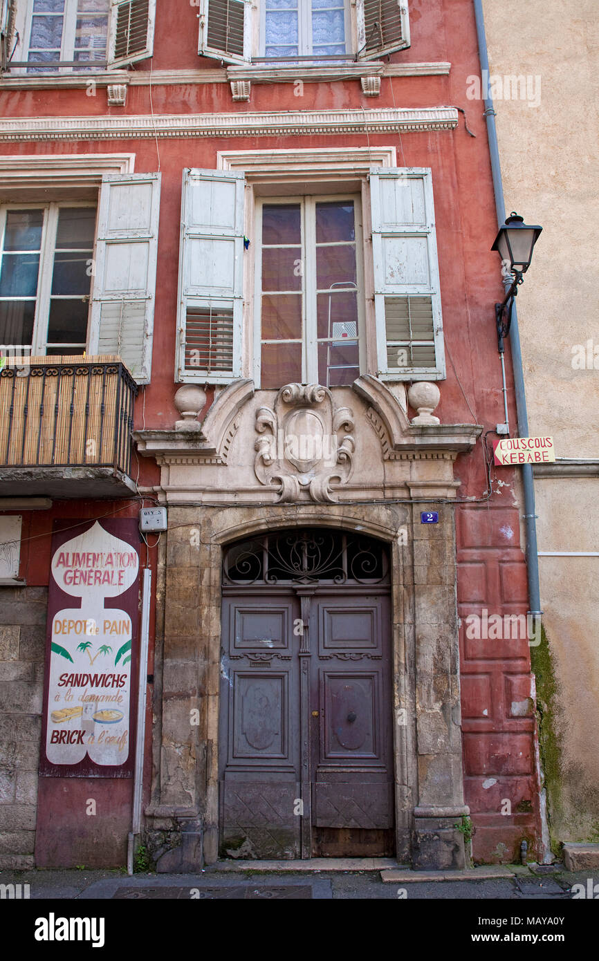 Schäbiges Haus Fassade in der Altstadt von Grasse, Alpes-de-Haute-Provence, Südfrankreich, Frankreich, Europa Stockfoto