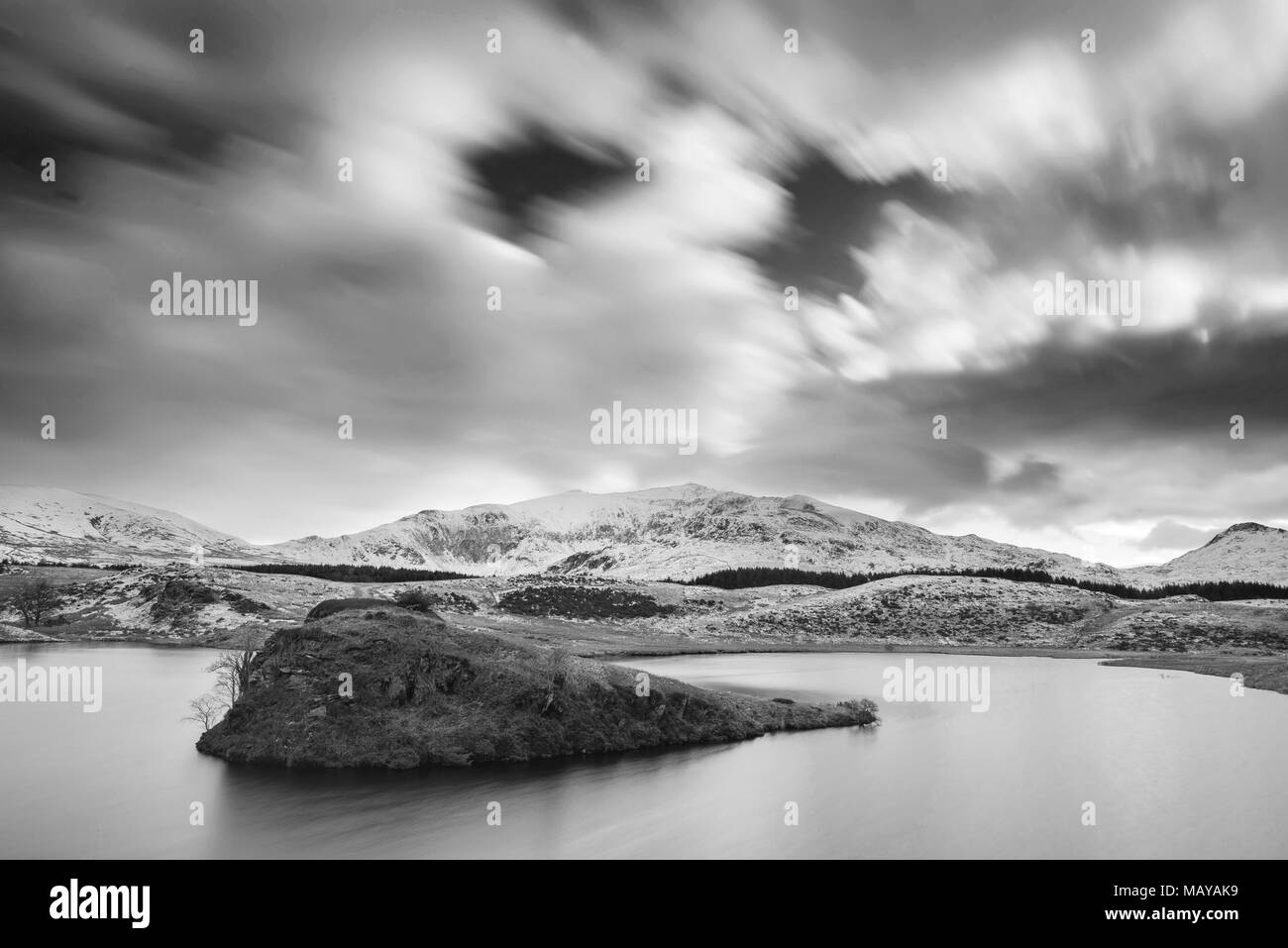 Schöne schwarze und weiße Winterlandschaft Bild von Llyn y Dywarchen in Snowdonia National Park Stockfoto