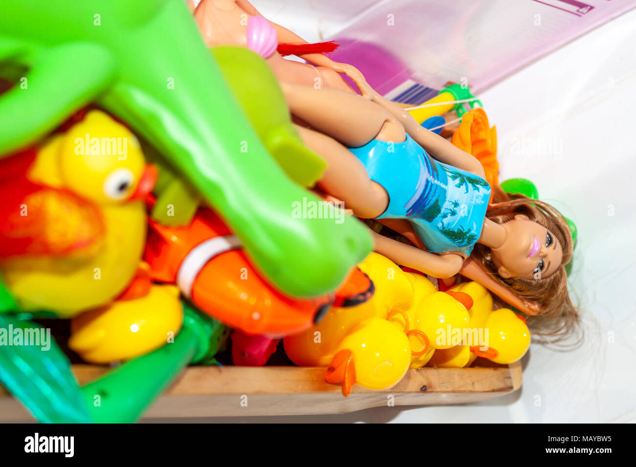 Vielzahl von Gummi Badewanne Enten und Spielzeug im Badezimmer Stockfoto