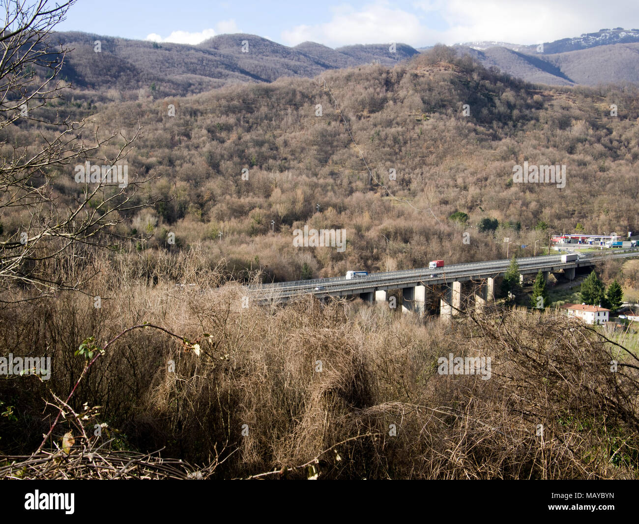 Autobahn über Massa Marittima, Italien. Typische hohe Brücke. Frühling. Stockfoto