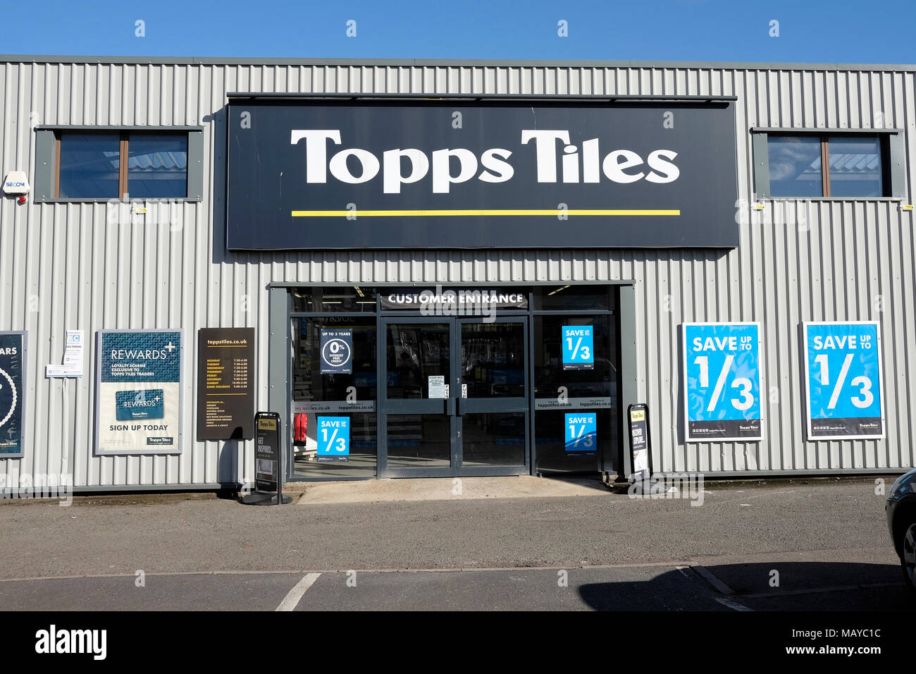 Eine allgemeine Ansicht von Topps tiles Shop in Willesden Stockfoto