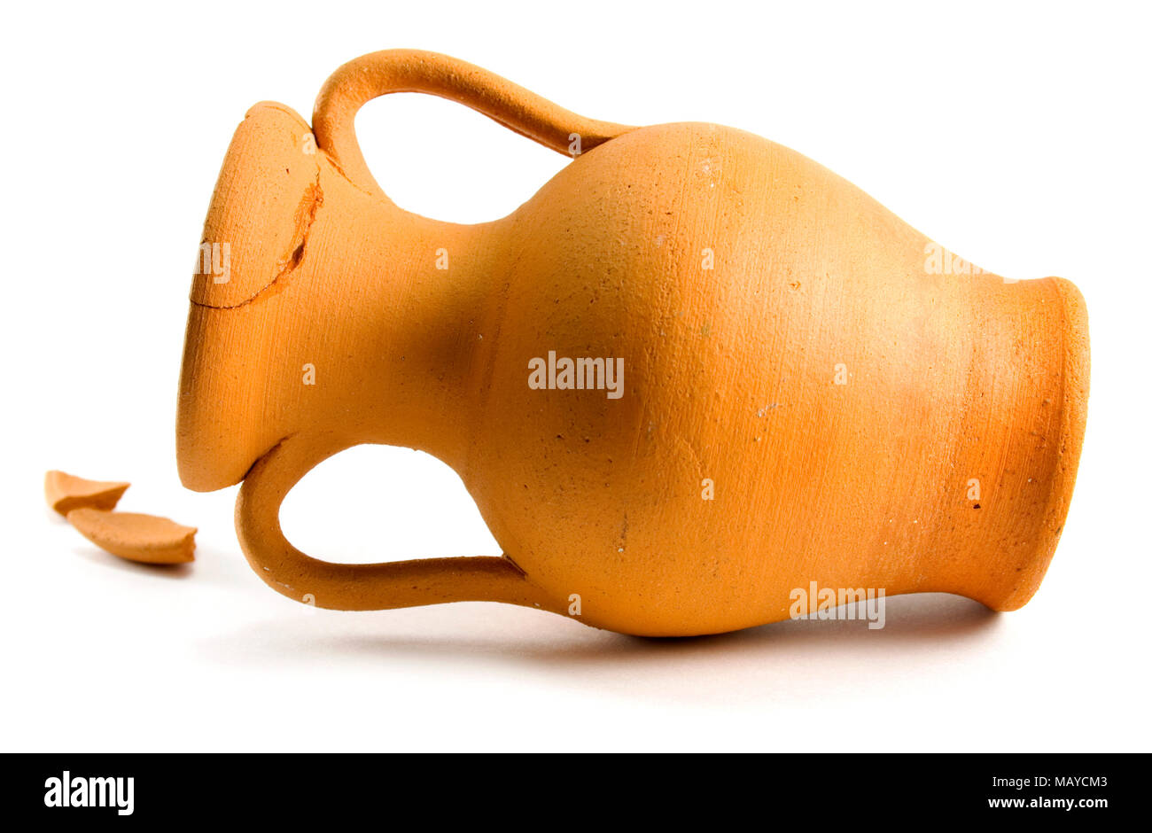 Alte kaputte Amphora auf weißem Hintergrund Stockfoto