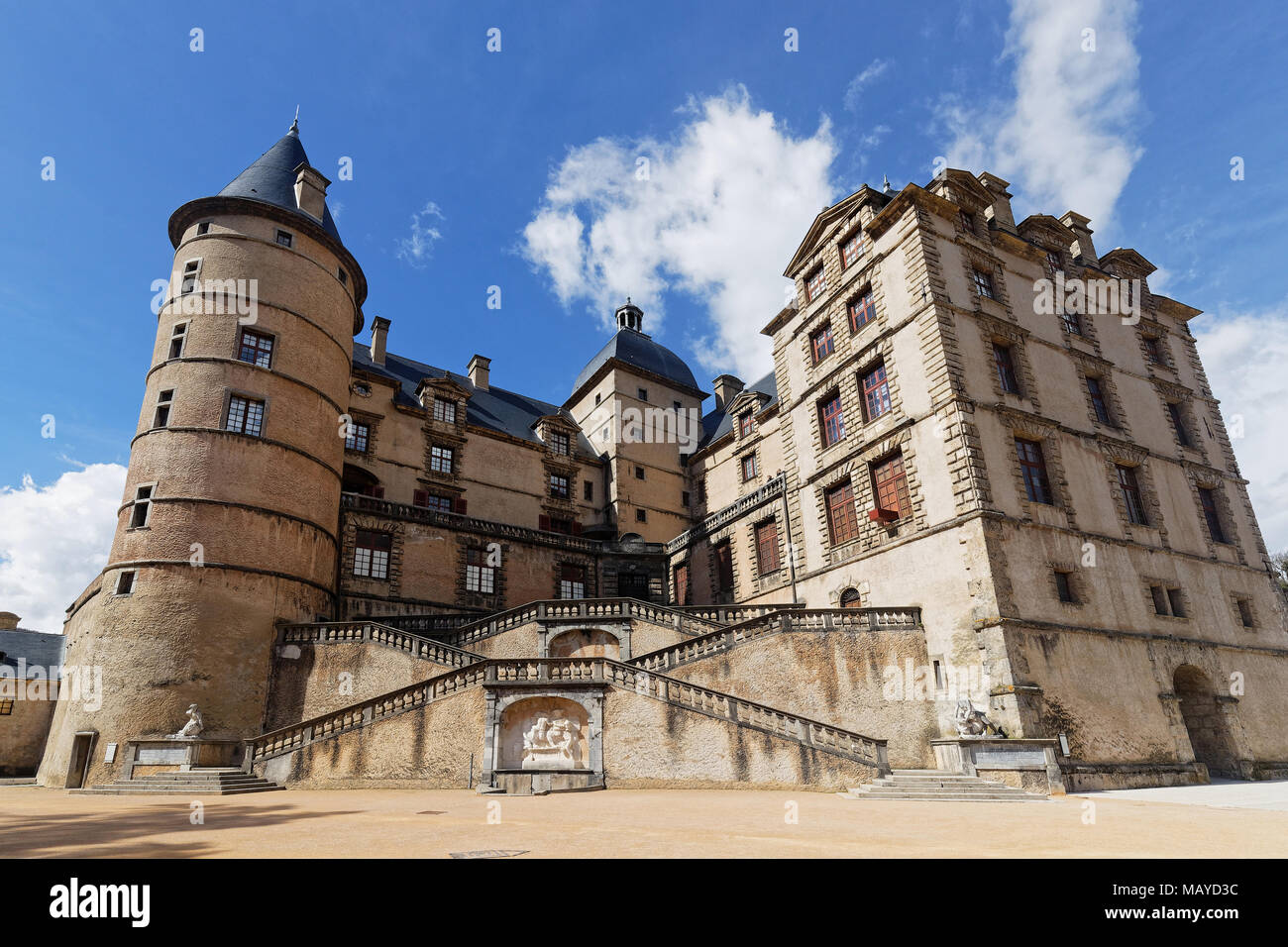 Bresson, Frankreich, 31. März 2018: Chateau de Bresson ist eines der bekanntesten Schlösser der Dauphine Region. Heute beherbergt das Schloss das Museum Stockfoto