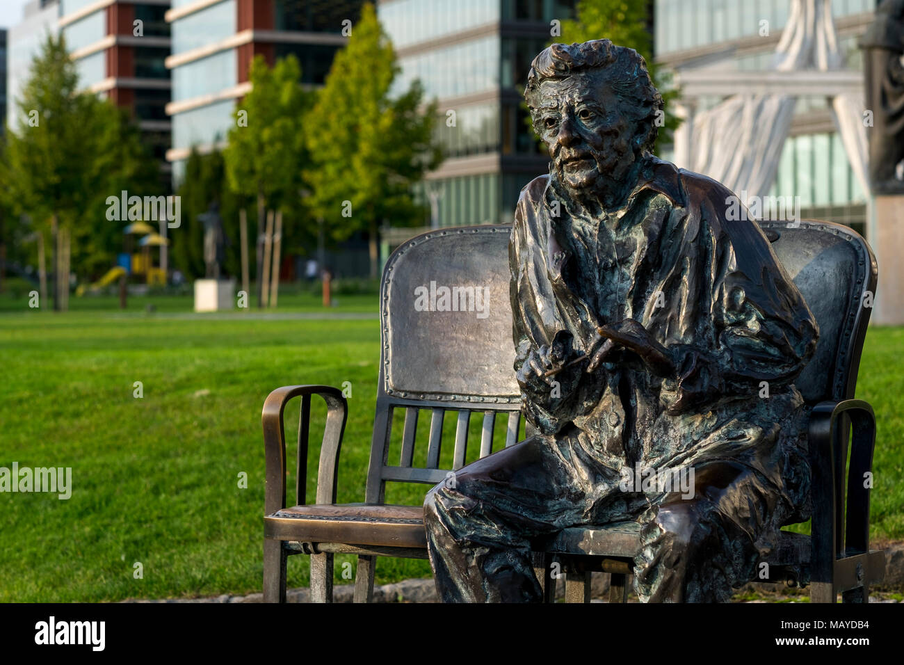 Bronze Statue auf einer Bank in Budapest, Ungarn Stockfoto