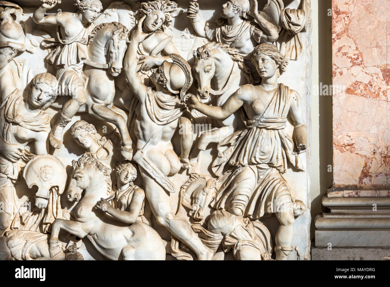 Sarkophag mit Amazonen und Achilles mit Penthesilea am achteckigen