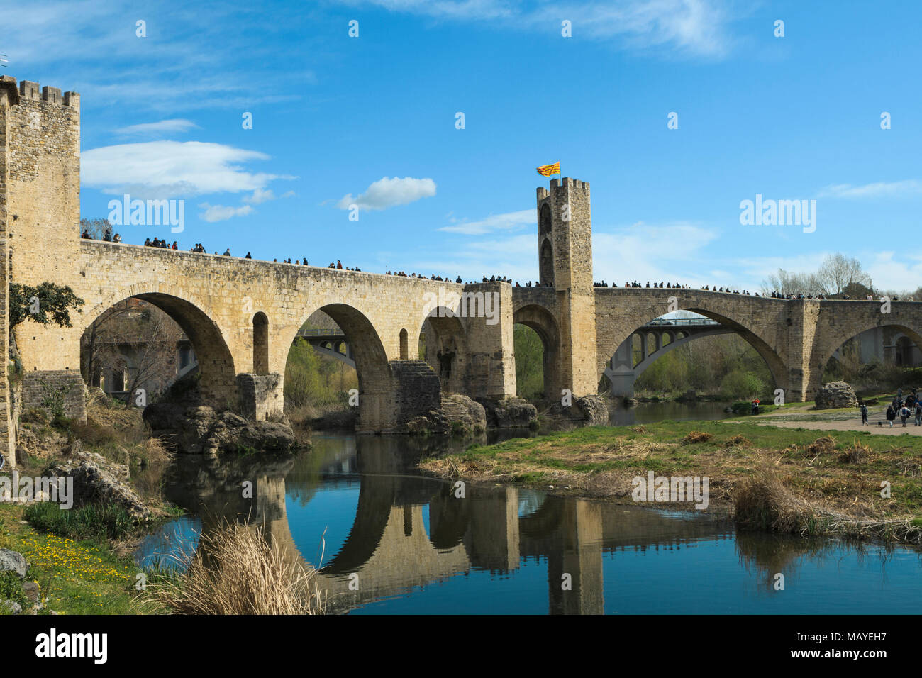 Blick auf das Dorf und die Romanische Brücke im mittelalterlichen Dorf Besalu, Katalonien, Spanien. Stockfoto