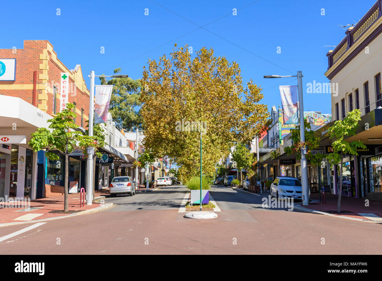 Platanen beschattet Shopping und Café Strip der Rokeby Road, Perth, Perth, Western Australia Stockfoto