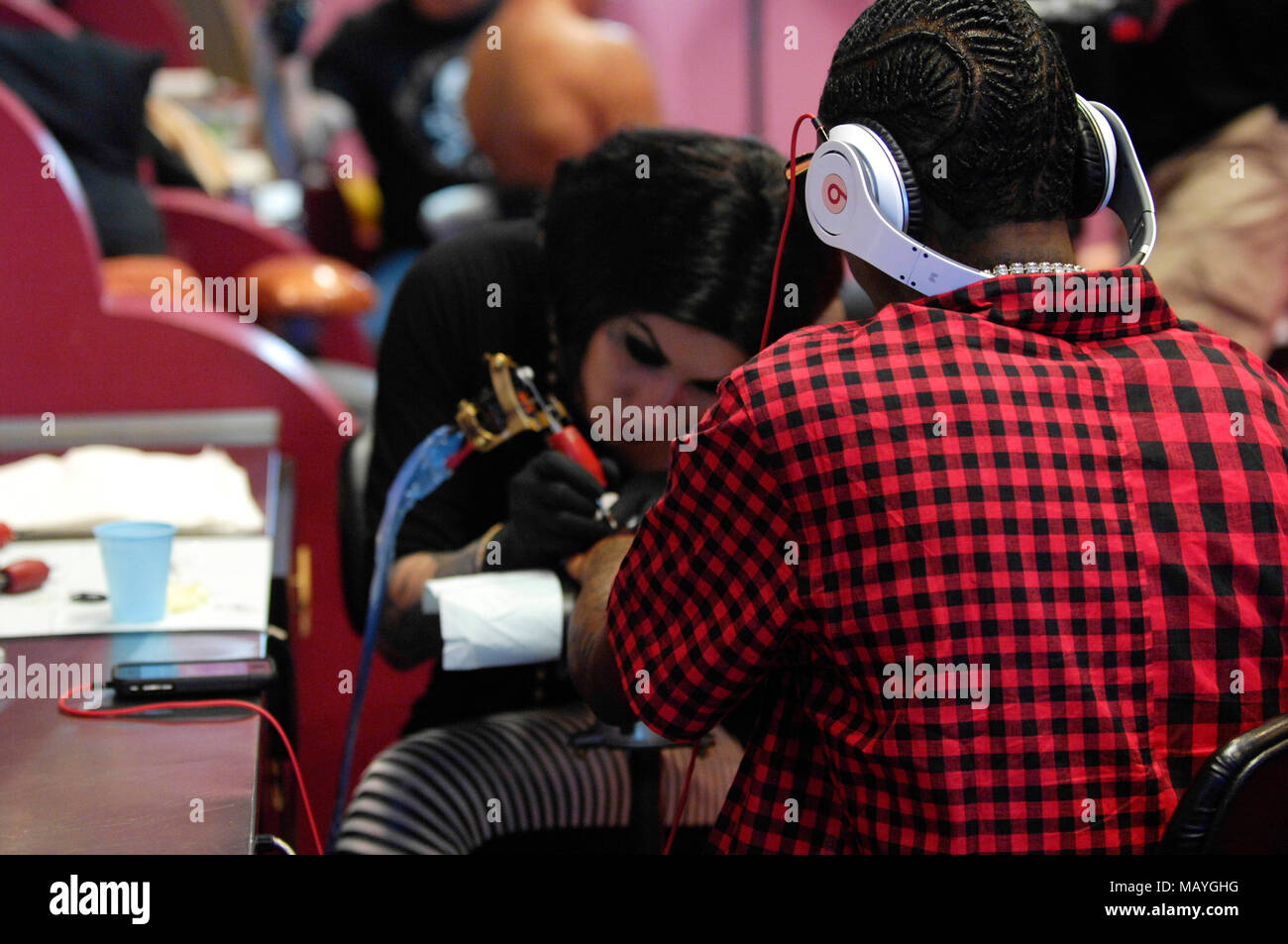 Kat Von D und Rapper Deandre Weise alias Soulja Boy Tell'Em bei Kat Von D High Voltage Tattoo am 25. September in Los Angeles, Kalifornien 2009. Stockfoto