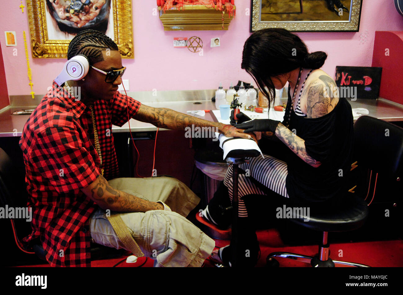 Kat Von D und Rapper Deandre Weise alias Soulja Boy Tell'Em bei Kat Von D High Voltage Tattoo am 25. September in Los Angeles, Kalifornien 2009. Stockfoto