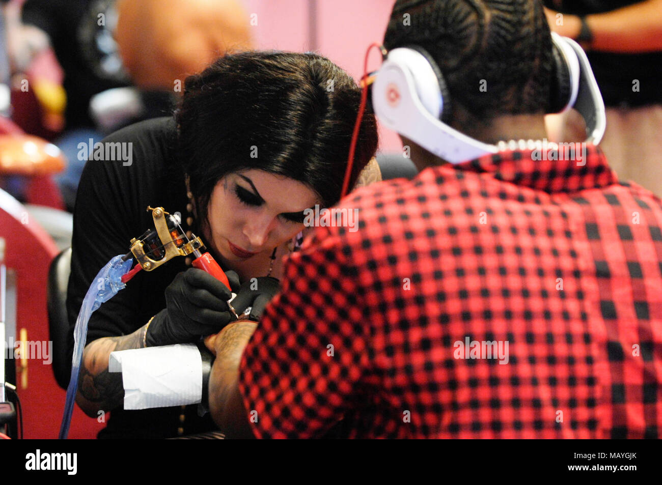 Kat Von D und Rapper Deandre Weise alias Soulja Boy Tell'Em bei Kat Von D High Voltage Tattoo am 25. September in Los Angeles, Kalifornien 2009. Stockfoto