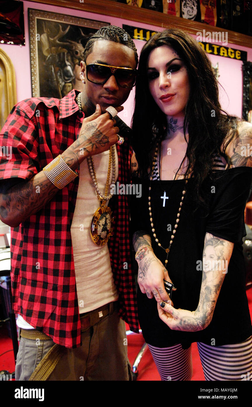 Kat Von D (r) und Rapper Deandre Weise alias Soulja Boy Tell'Em bei Kat Von D High Voltage Tattoo am 25. September in Los Angeles, Kalifornien 2009. Stockfoto