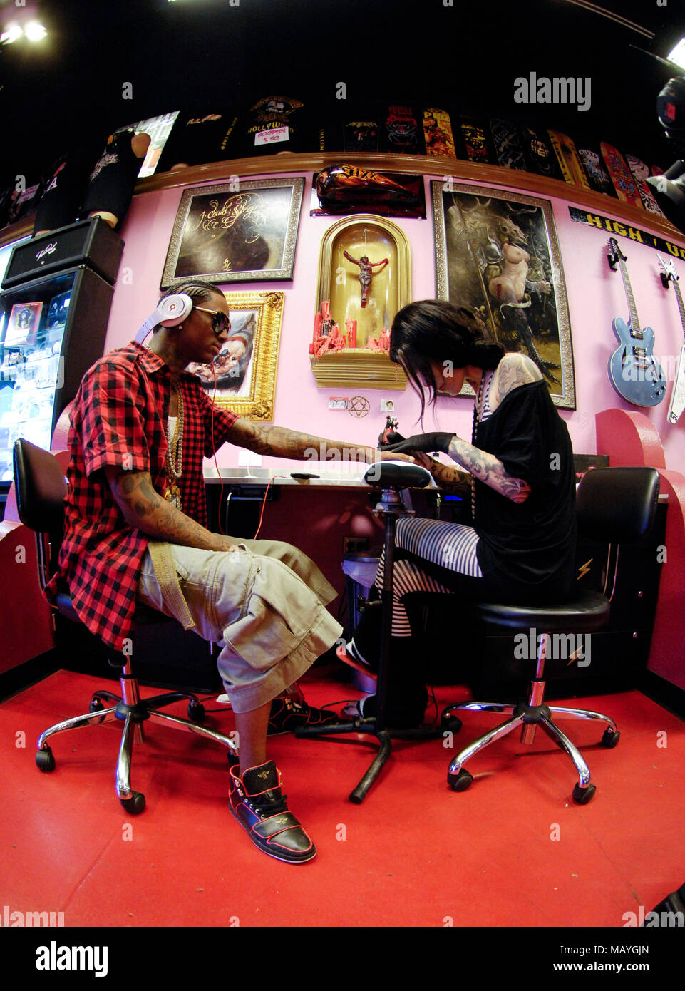 Kat Von D und Rapper Deandre Weise alias Soulja Boy Tell'Em bei Kat Von D High Voltage Tattoo am 25. September in Los Angeles, Kalifornien 2009. Stockfoto