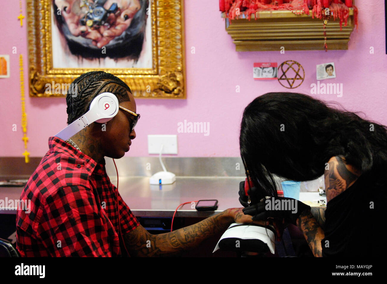 Kat Von D und Rapper Deandre Weise alias Soulja Boy Tell'Em bei Kat Von D High Voltage Tattoo am 25. September in Los Angeles, Kalifornien 2009. Stockfoto