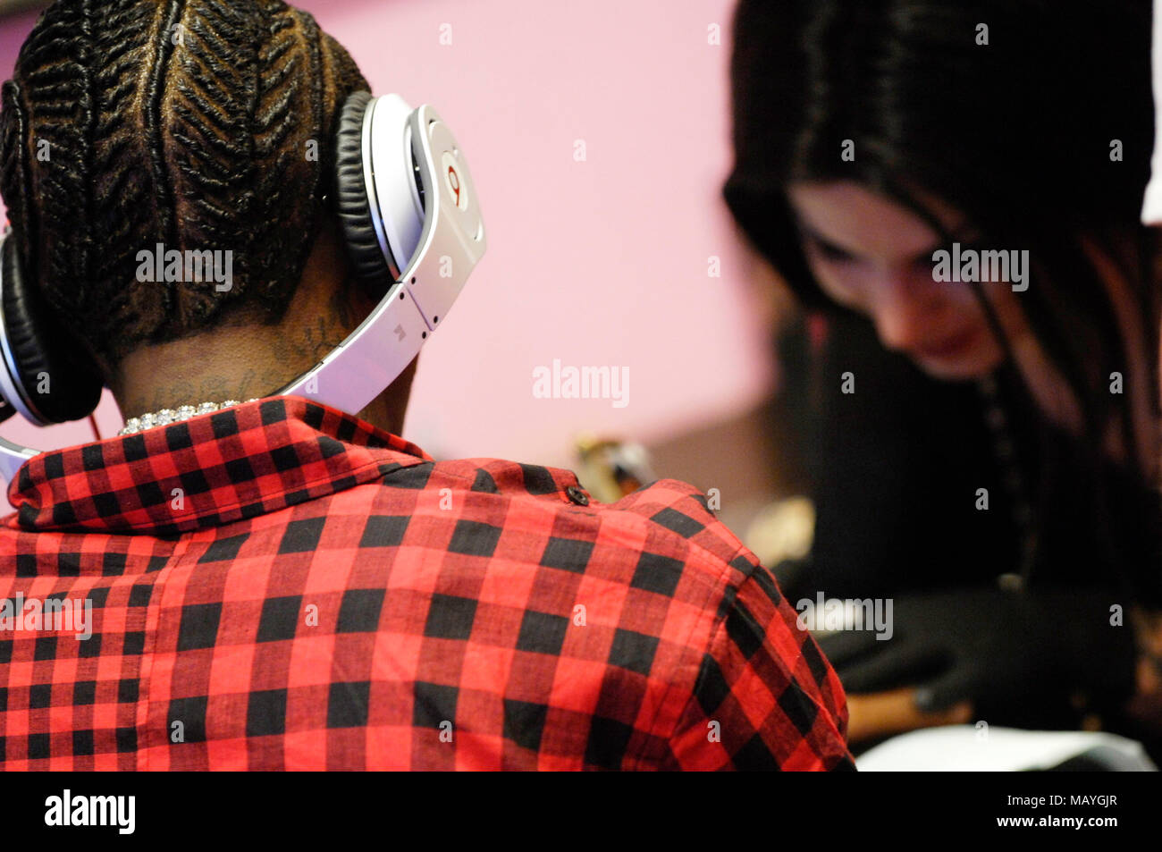 Kat Von D und Rapper Deandre Weise alias Soulja Boy Tell'Em bei Kat Von D High Voltage Tattoo am 25. September in Los Angeles, Kalifornien 2009. Stockfoto