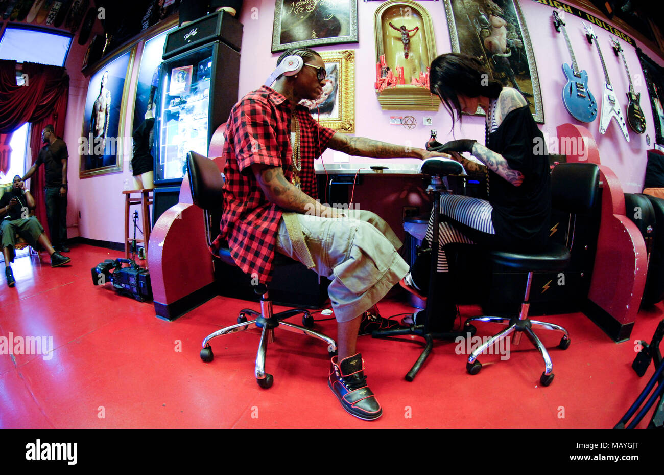 Kat Von D und Rapper Deandre Weise alias Soulja Boy Tell'Em bei Kat Von D High Voltage Tattoo am 25. September in Los Angeles, Kalifornien 2009. Stockfoto