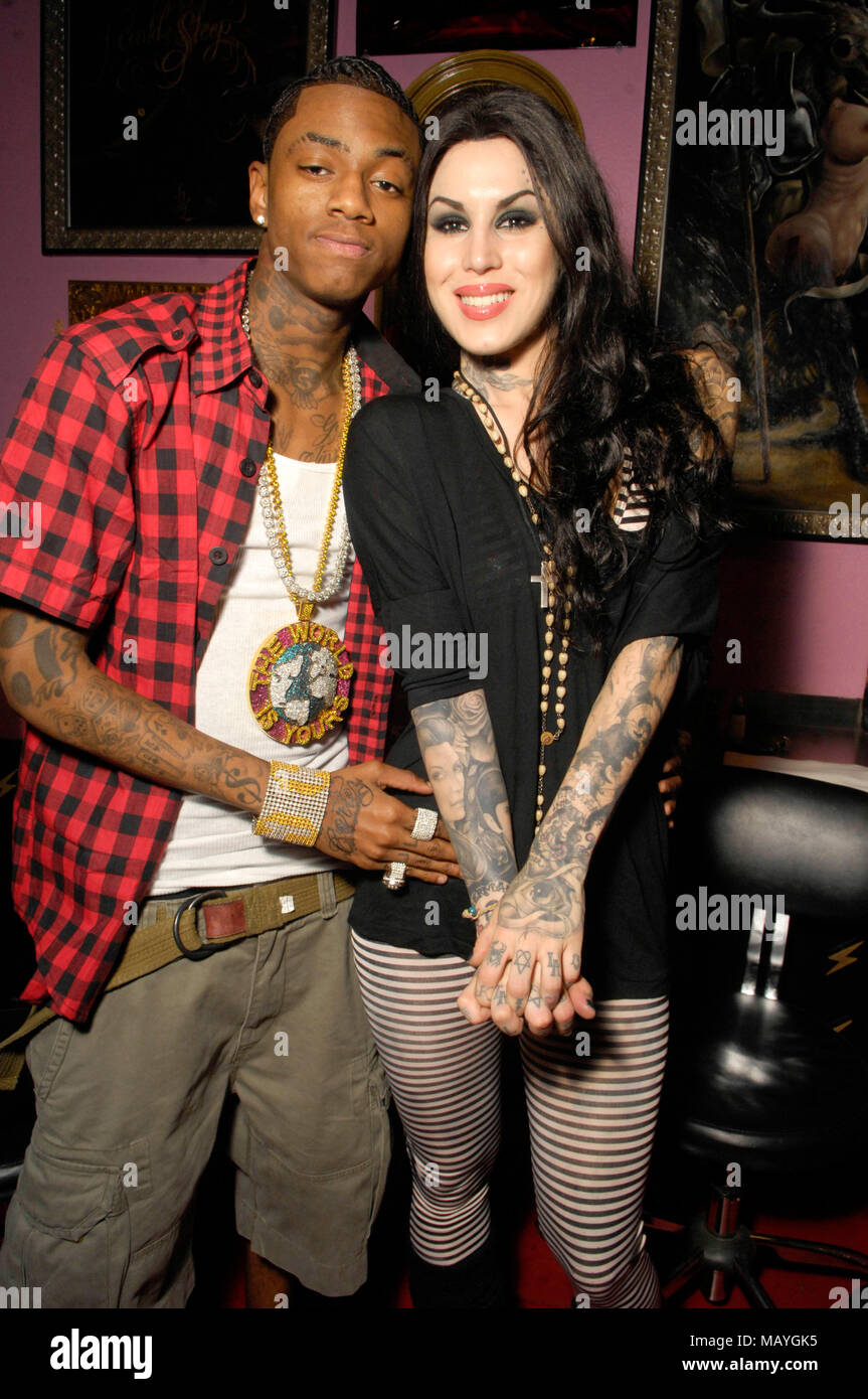 Kat Von D (r) und Rapper Deandre Weise alias Soulja Boy Tell'Em bei Kat Von D High Voltage Tattoo am 25. September in Los Angeles, Kalifornien 2009. Stockfoto