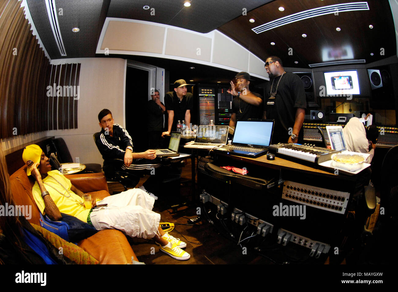 Deandre Weise alias Soulja Boy, Clinton Sparks, Dre Sinatra, Ray J und Miami Mike in einem Tonstudio am 22. März in Los Angeles, Kalifornien 2010. Stockfoto