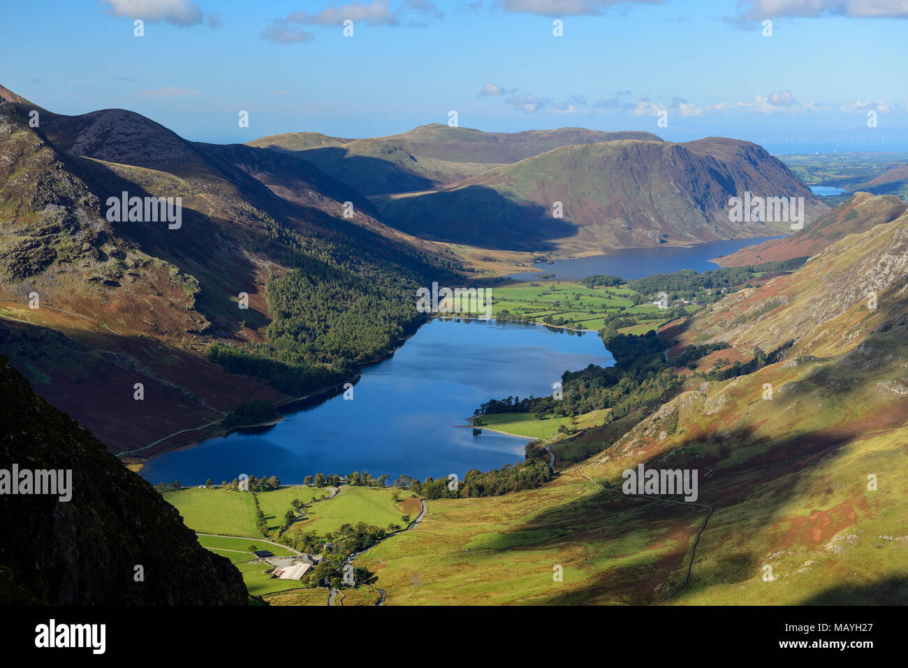 Blick über Buttermere und Crummock Water von Fleetwith Hecht im Nationalpark Lake District in Cumbria, England Stockfoto