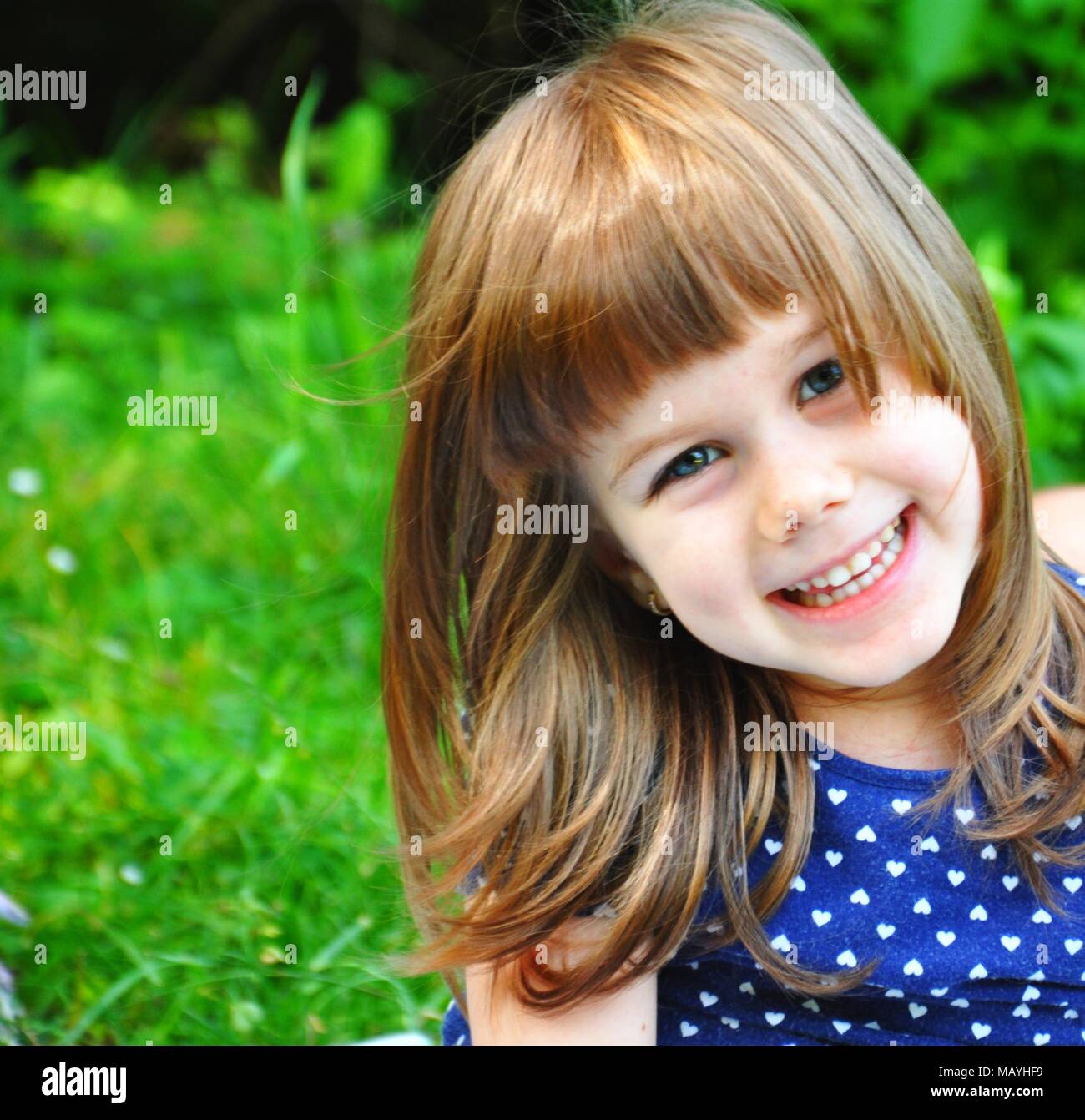 Gerne blond 4 Jahre Mädchen lächelnd auf der Kamera, Frontansicht Portrait, selektiven Fokus Stockfoto