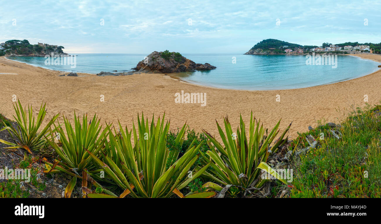 La Fosca Strand Sommer morgen Landschaft mit Burgruine und Agaven, Palamos, Girona, Costa Brava, Spanien. Zwei Schüsse stitch Panorama. Stockfoto