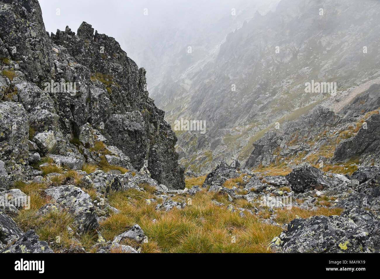 Landschaft der Dunklen rocky mountain Ridge in Nebel Wolken, Hohe Tatra Stockfoto