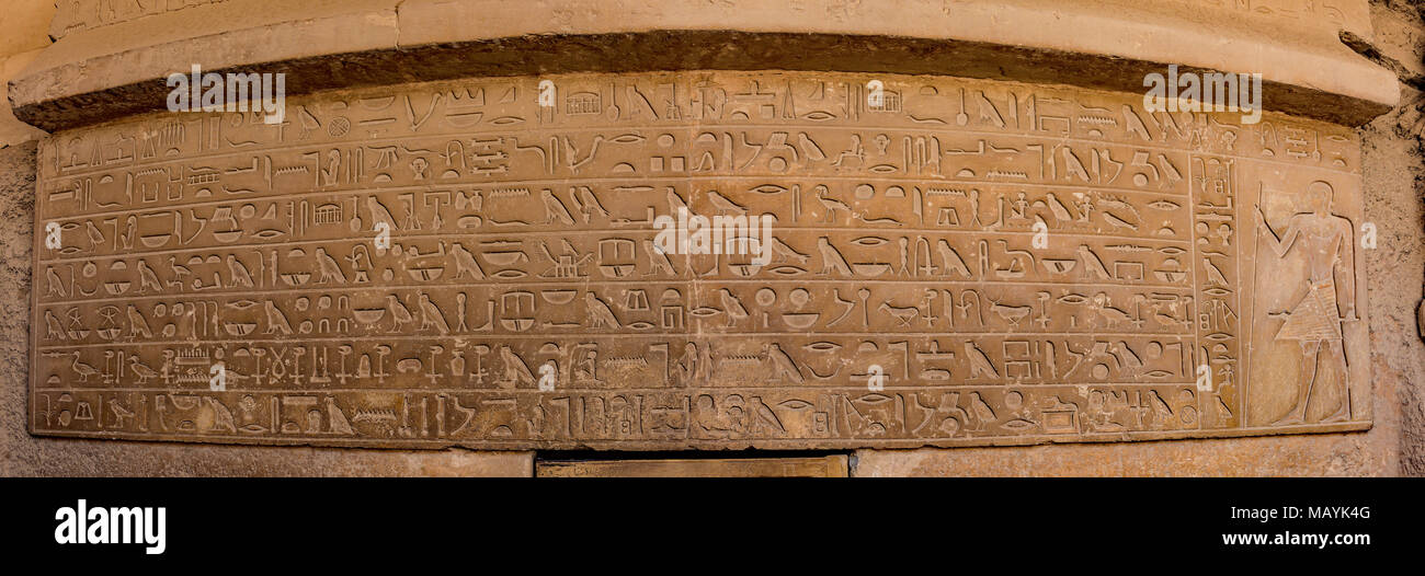 Panorama der ägyptischen Hieroglyphen Panel über dem Eingang zu einem Grab auf dem Plateau von Gizeh. Stockfoto