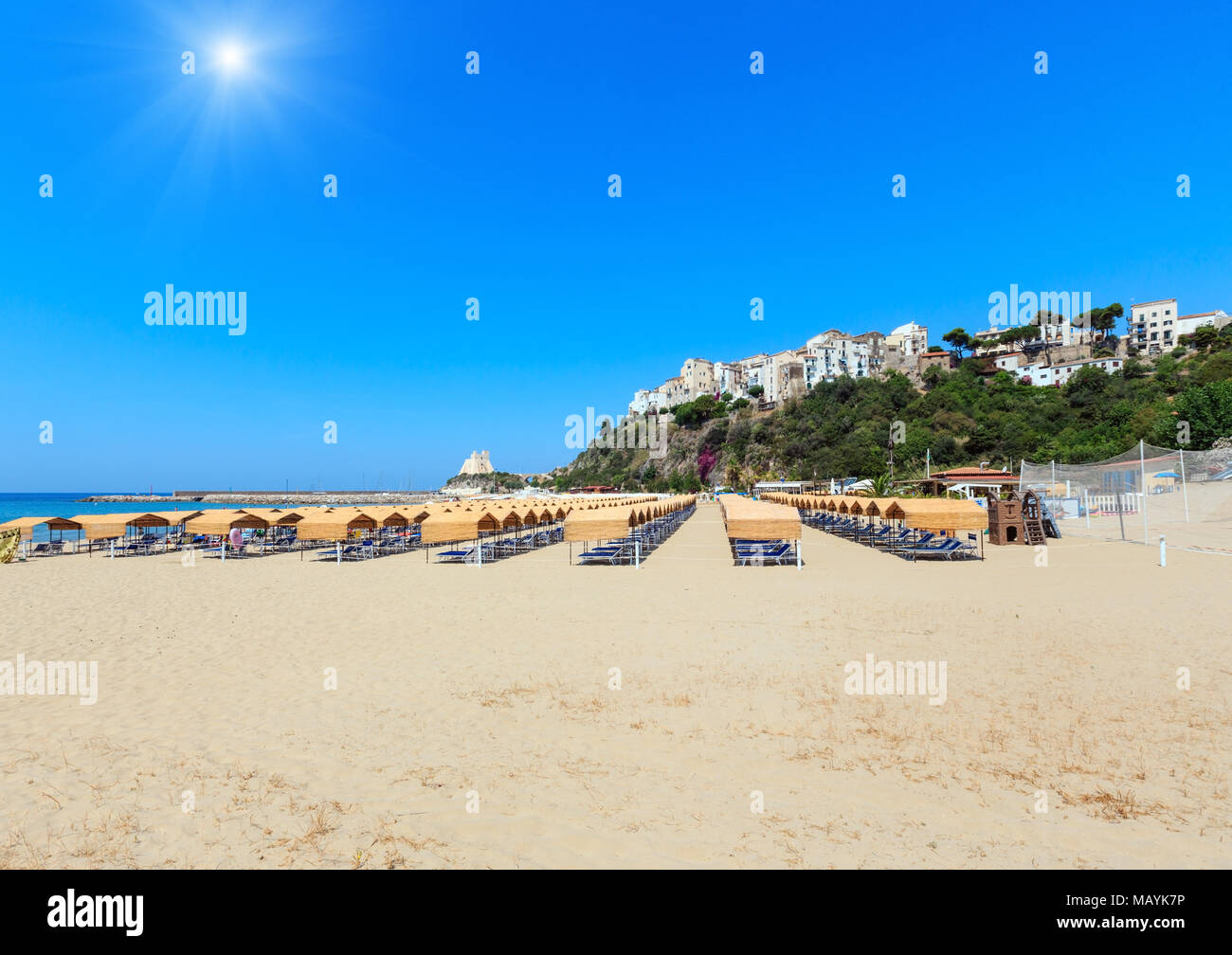 Sonnigen Strand von Sperlonga und Torre Truglia, Provinz Latina in der italienischen Region Latium. Personen unkenntlich. Stockfoto