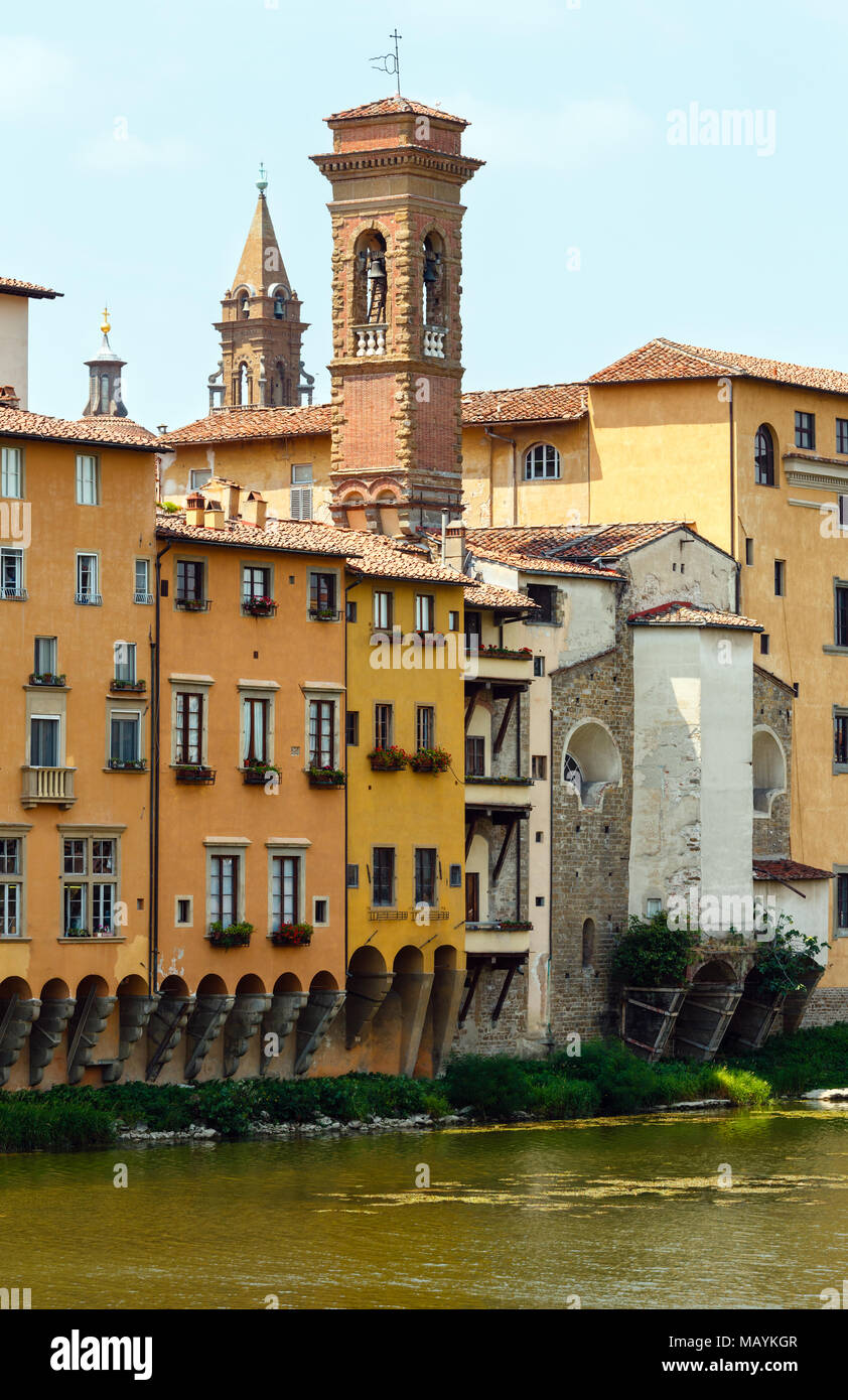 Mittelalterliche Häuser über dem Fluss Arno in Florenz, die Hauptstadt der Region Toskana, Italien. Stockfoto