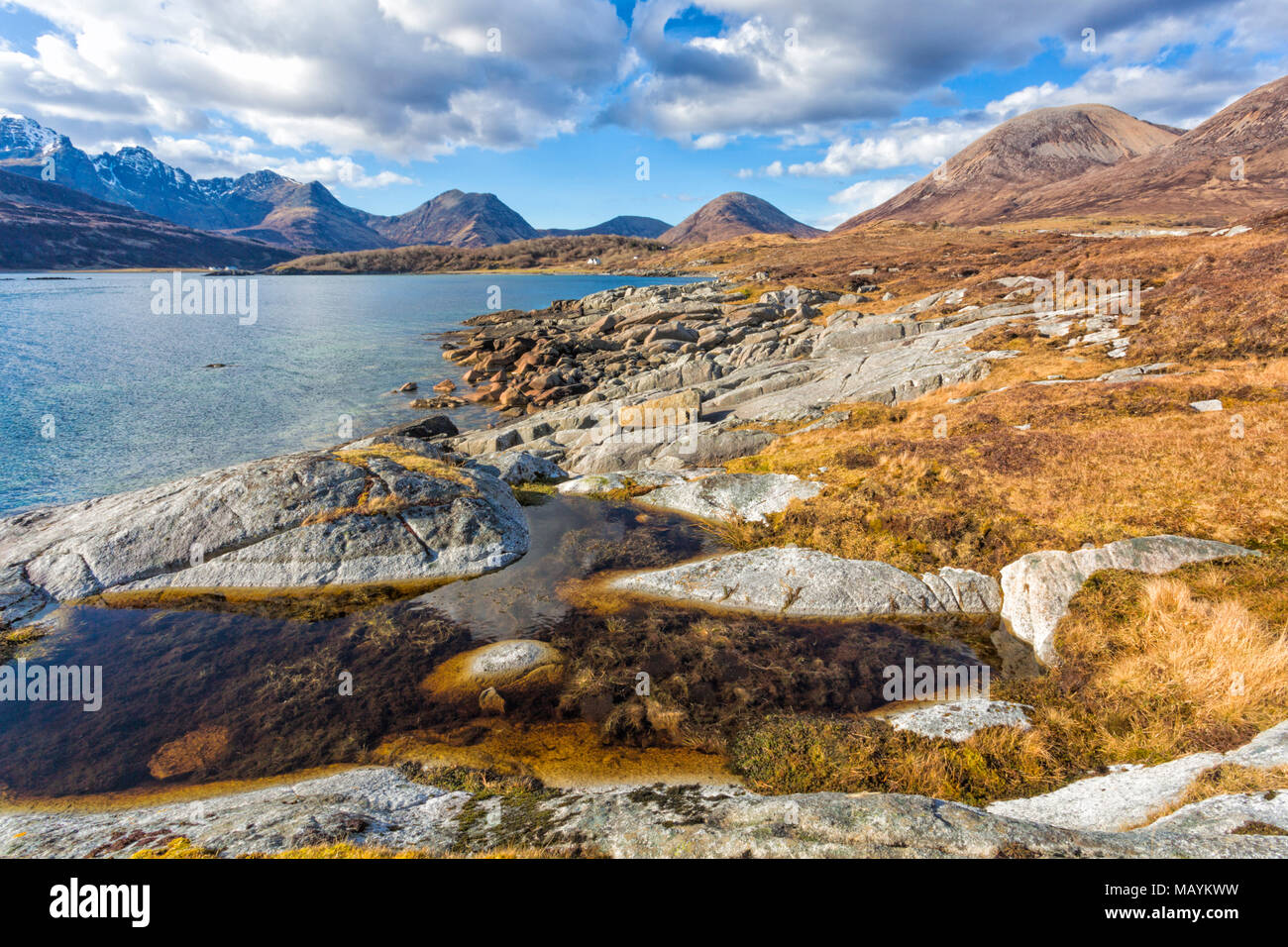 Loch Slapin mit Cullin Berge in der Ferne, Isle of Skye, Schottland, UK im März Stockfoto