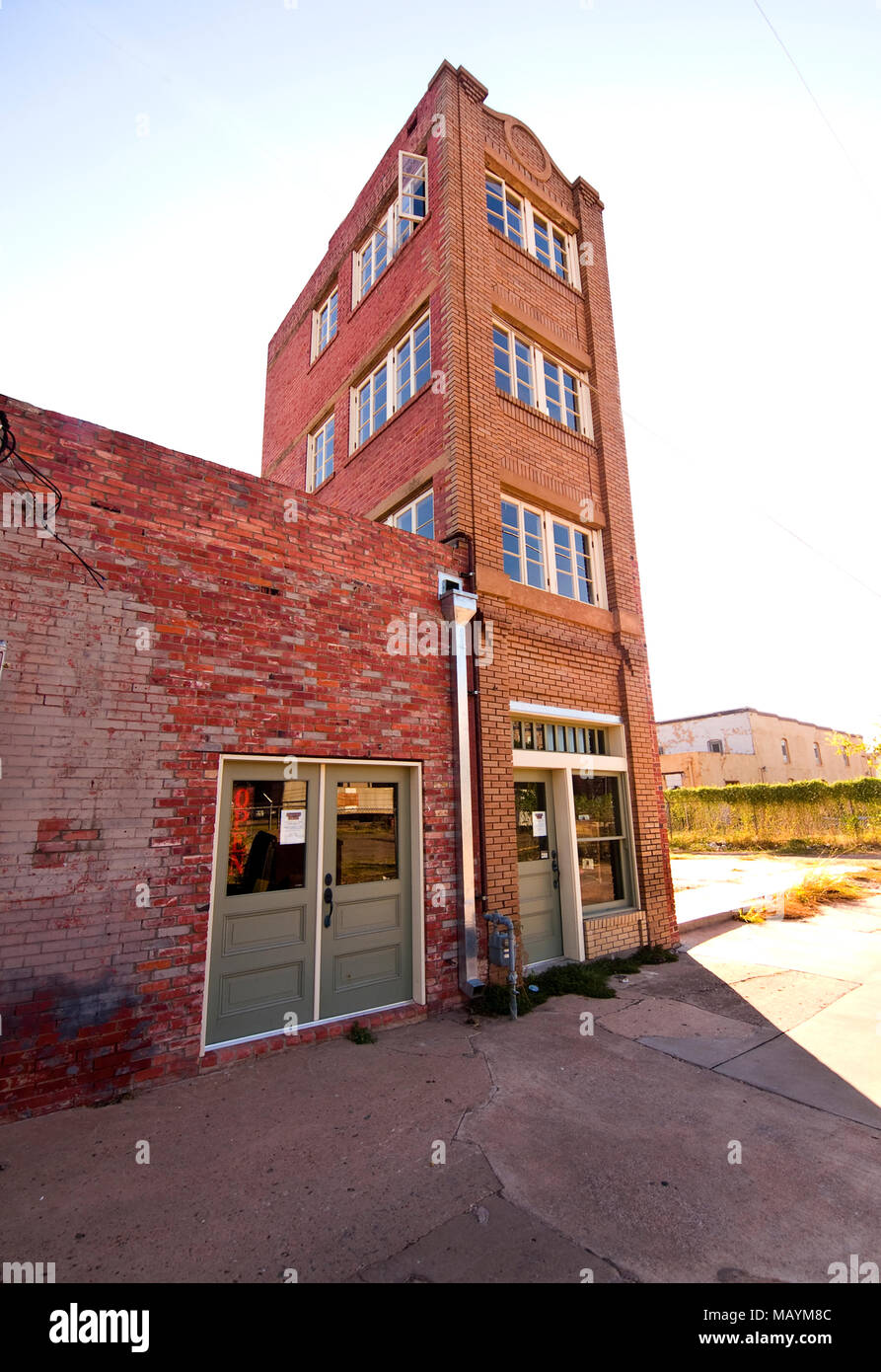 1919 gebaut und der Legende nach war es war das Produkt einer Aktie betrug. Ein Architekt präsentiert Pläne in square inch, anstelle von Quadratmetern. Wenn im Öl boomenden Witchita Falls, Texas abgeschlossen, erwies es sich als zu nur 10 Fuß breit und 18 Fuß lang. Das vierstöckige Gebäude ist nur 30 m hoch Stockfoto