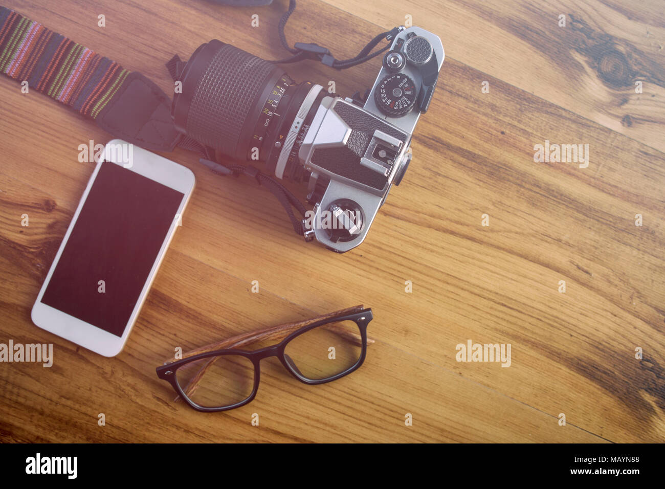 Ansicht von oben Zubehör Kamera Gläser und Smartphone auf dem Holz. Stockfoto