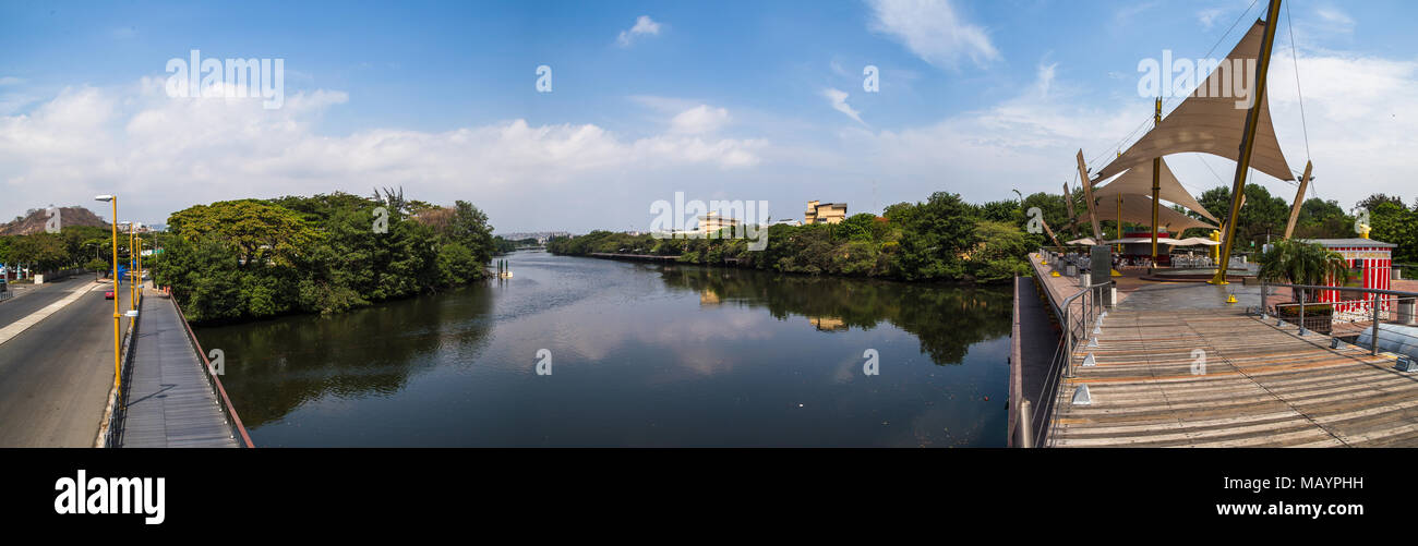 Panoramablick auf die Fußgängerzone und Park an den Ufern des Estero Salado in der Stadt Guayaquil Stockfoto