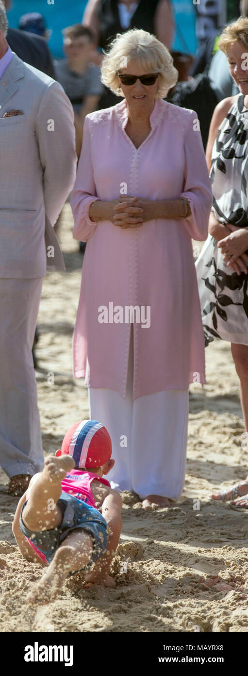 Die Herzogin von Cornwall sehen Sie sich eine Nagelzange junge lebensretter Demonstration bei einem Besuch in Broadbeach an Tag zwei der Tour ist das königliche Paar nach Australien. Stockfoto