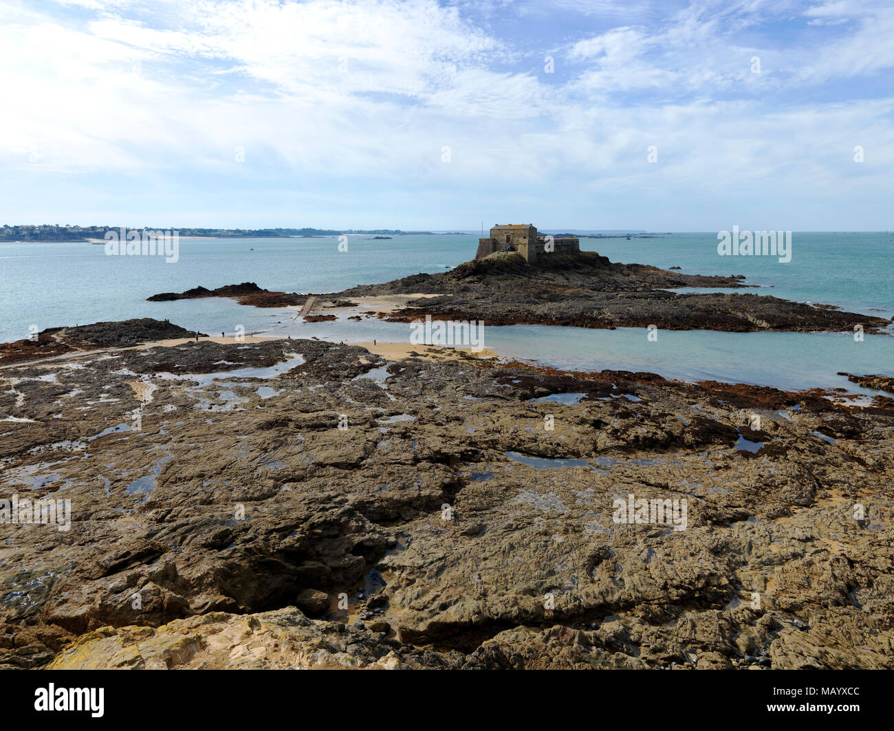 Blick auf die Gezeiten Insel Petit-Bé mit fort, Saint Malo, Bretagne, Frankreich Stockfoto