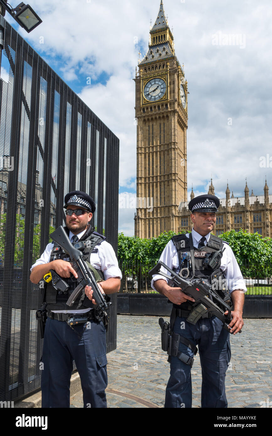 Bewaffnete Polizisten außerhalb des Houses of Parliament, London, UK Stockfoto