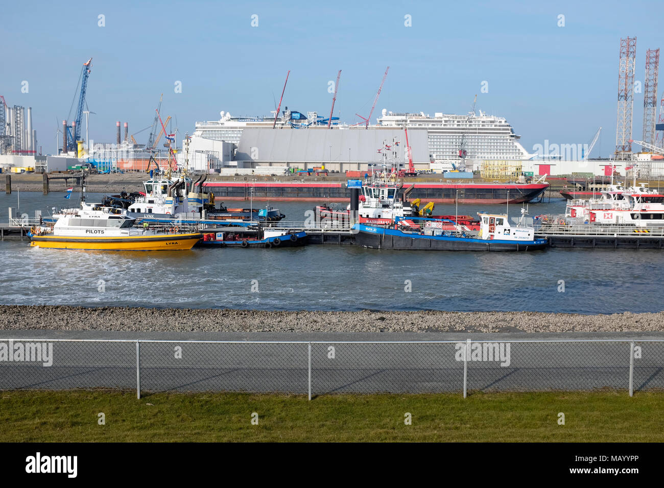 Norwegische Bliss Kreuzfahrtschiff mit der endgültigen Konstruktion arbeitet im Hafen, in Eemshaven, Niederlande. Stockfoto