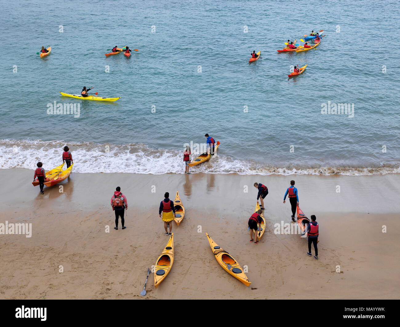Gruppe am Strand während der Sea Kayak Ausbildung, Saint Malo, Bretagne, Frankreich Stockfoto