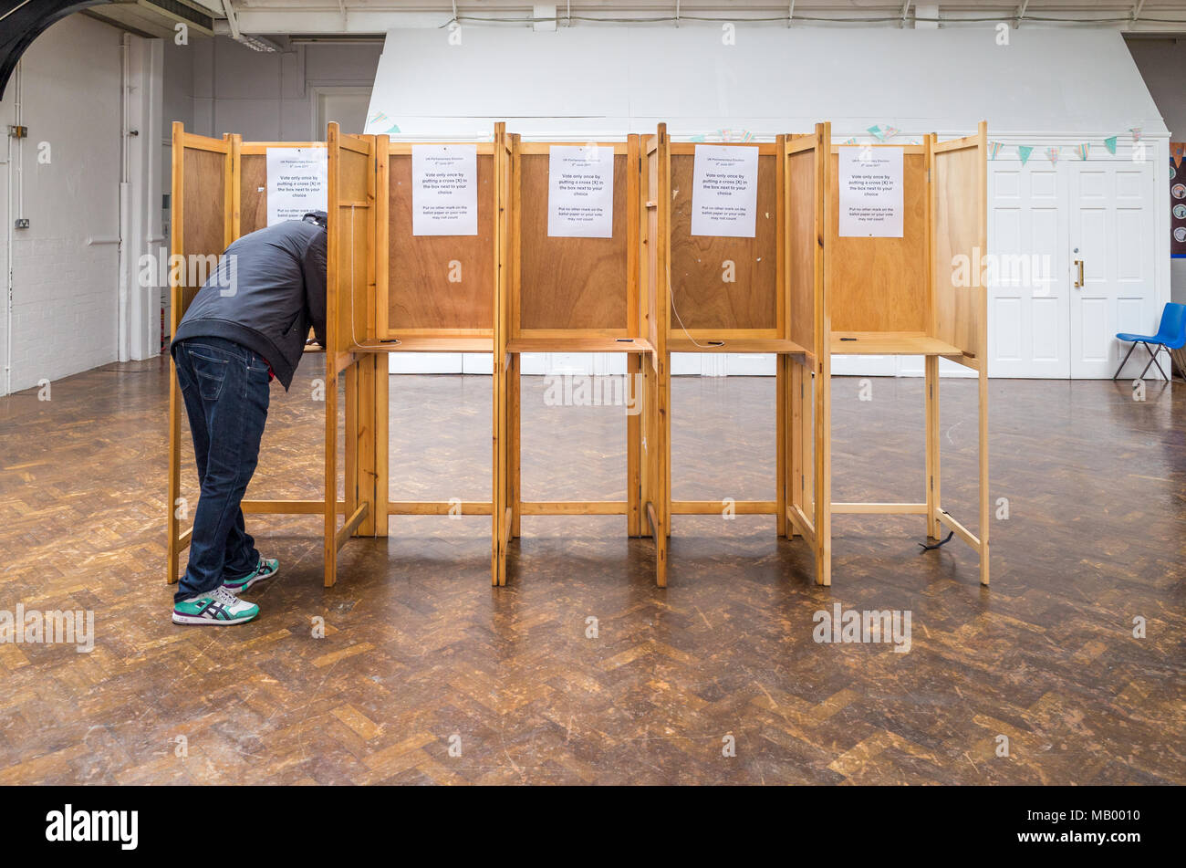 Wahlkabinen in Haringey, London, UK Stockfoto