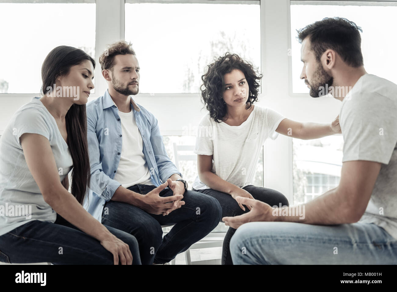 Schöne angenehme Menschen hören zu ihren Freund Stockfoto