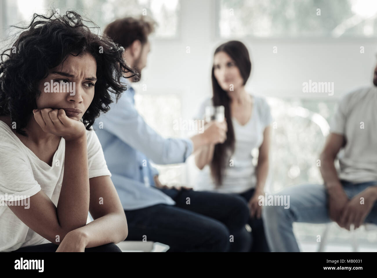 Freudlos nachdenkliche Frau ihr Kinn Holding Stockfoto