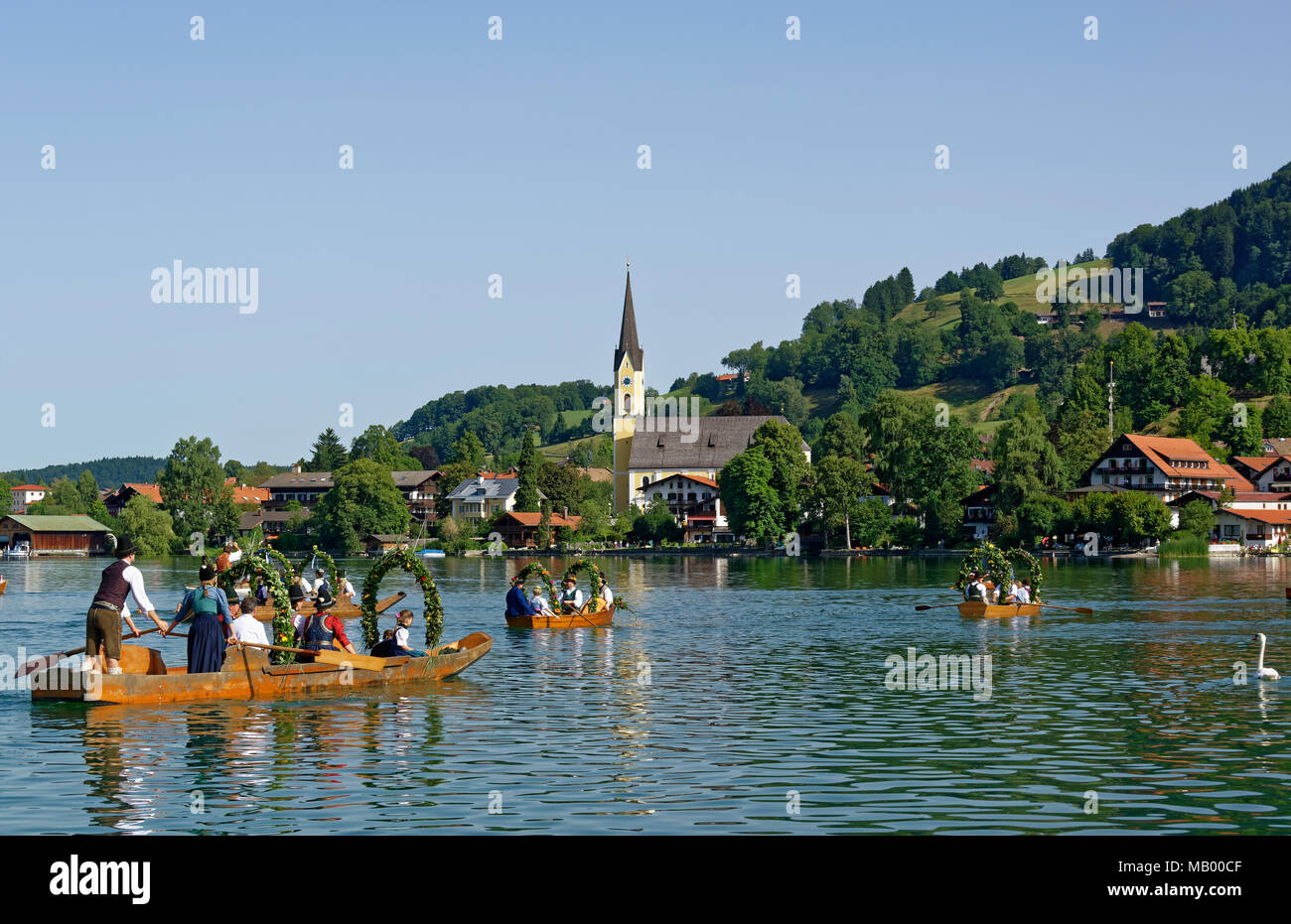 Männer tragen traditionelle Kostüme im festlich geschmückten Plätzen, Boote aus Holz, auf der Schliersee See, Blick auf den Schliersee mit Stockfoto