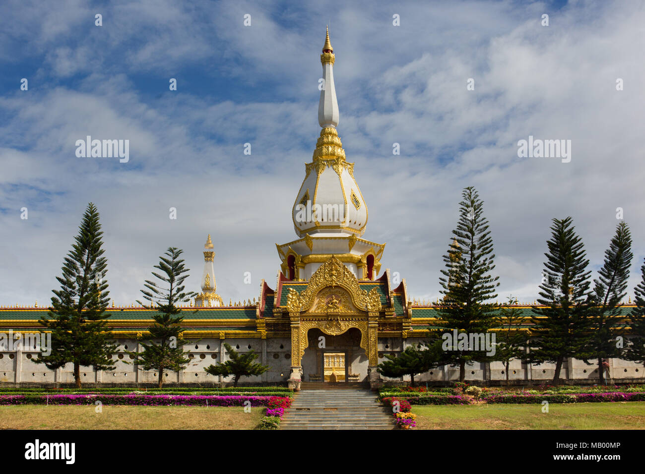 Eingang zum Phra Maha Chedi Chai Mongkhon Pagode, Wat Pha Nam Jugendstrafanstalt Tempel, Phuttha-Utthayan Park, Provinz Roi Et, Isan, Thailand Stockfoto