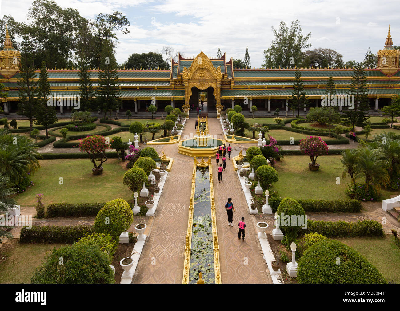 Blick von der Phra Maha Chedi Chai Mongkhon Pagode, Wat Pha Nam Jugendstrafanstalt Tempel, Phuttha-Utthayan Park, Provinz Roi Et, Isan Stockfoto
