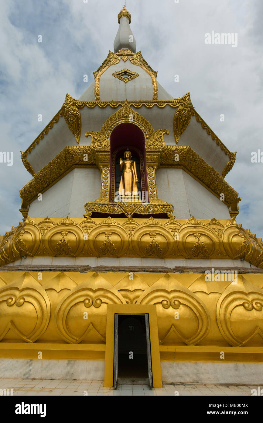 Golden Buddha Statue im Turm des Phra Maha Chedi Chai Mongkhon Pagode, Wat Pha Nam Jugendstrafanstalt Tempel, Phuttha-Utthayan Park Stockfoto