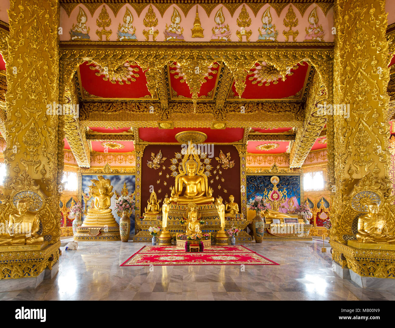 Vergoldete Buddha-statue der Altar von Phra Maha Chedi Chai Mongkhon Pagode, Phuttha-Utthayan Park, Pha Nam Jugendstrafanstalt Stockfoto