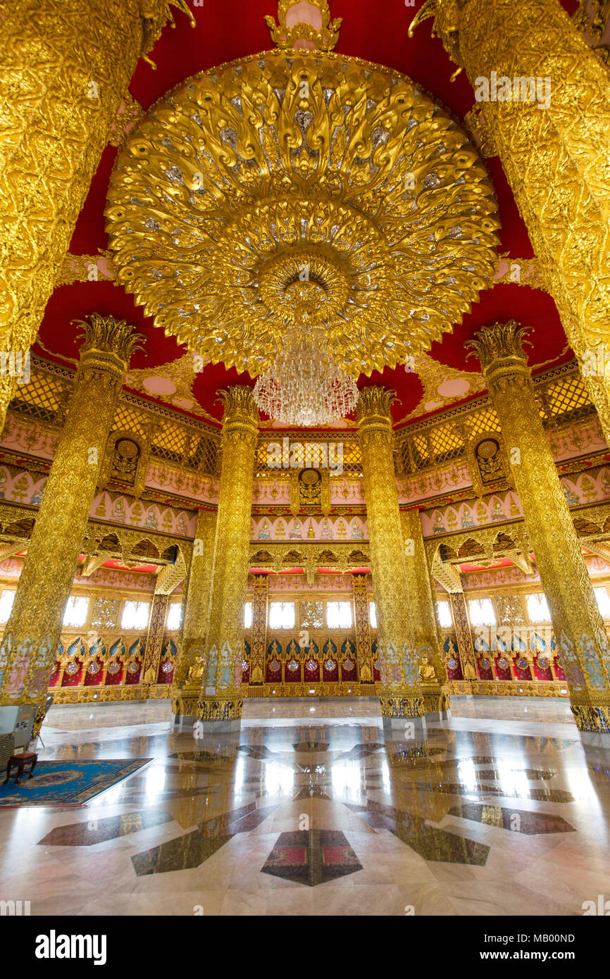 Herrliche Innere der Phra Maha Chedi Chai Mongkhon Pagode mit vergoldeten Säulen, Wat Pha Nam Jugendstrafanstalt Tempel, Phuttha-Utthayan Park Stockfoto