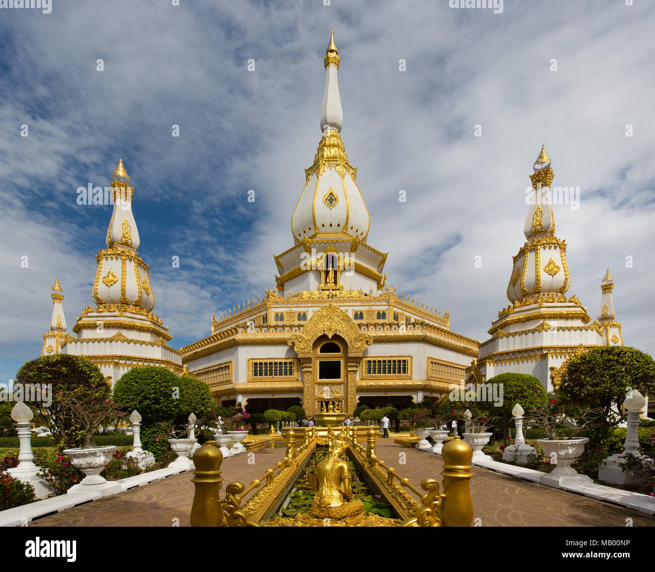 Vergoldet 101 m hohen Phra Maha Chedi Chai Mongkhon Pagode, Wat Pha Nam Jugendstrafanstalt Tempel, Phuttha-Utthayan Park, Provinz Roi Et, Isan Stockfoto