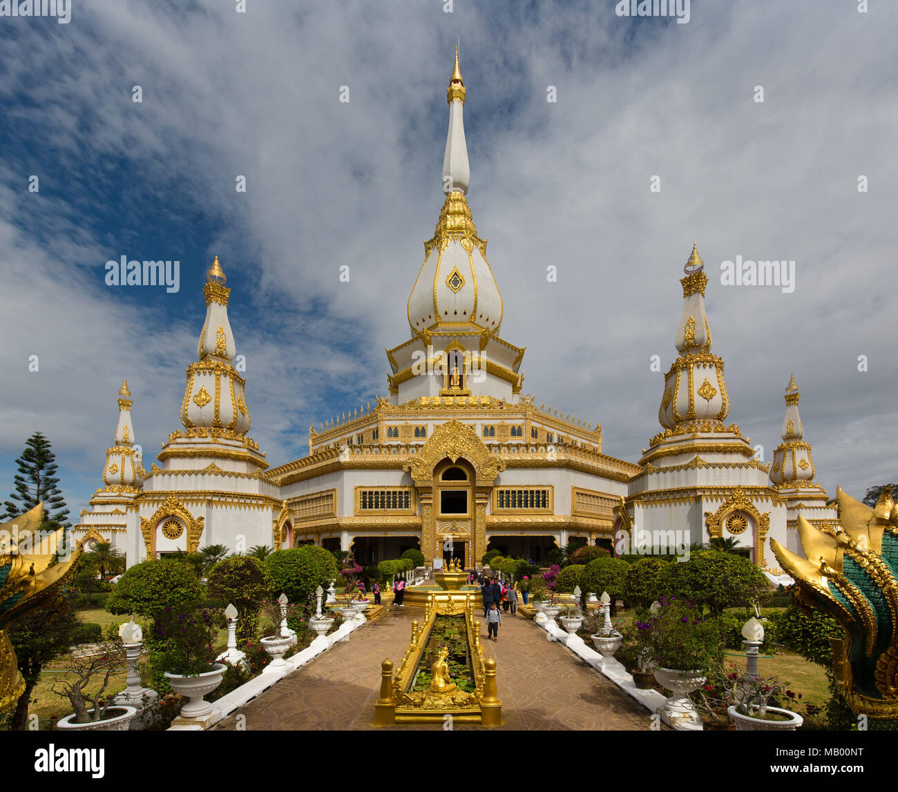 Vergoldet 101 m hohen Phra Maha Chedi Chai Mongkhon Pagode, Wat Pha Nam Jugendstrafanstalt Tempel, Phuttha-Utthayan Park, Provinz Roi Et, Isan Stockfoto