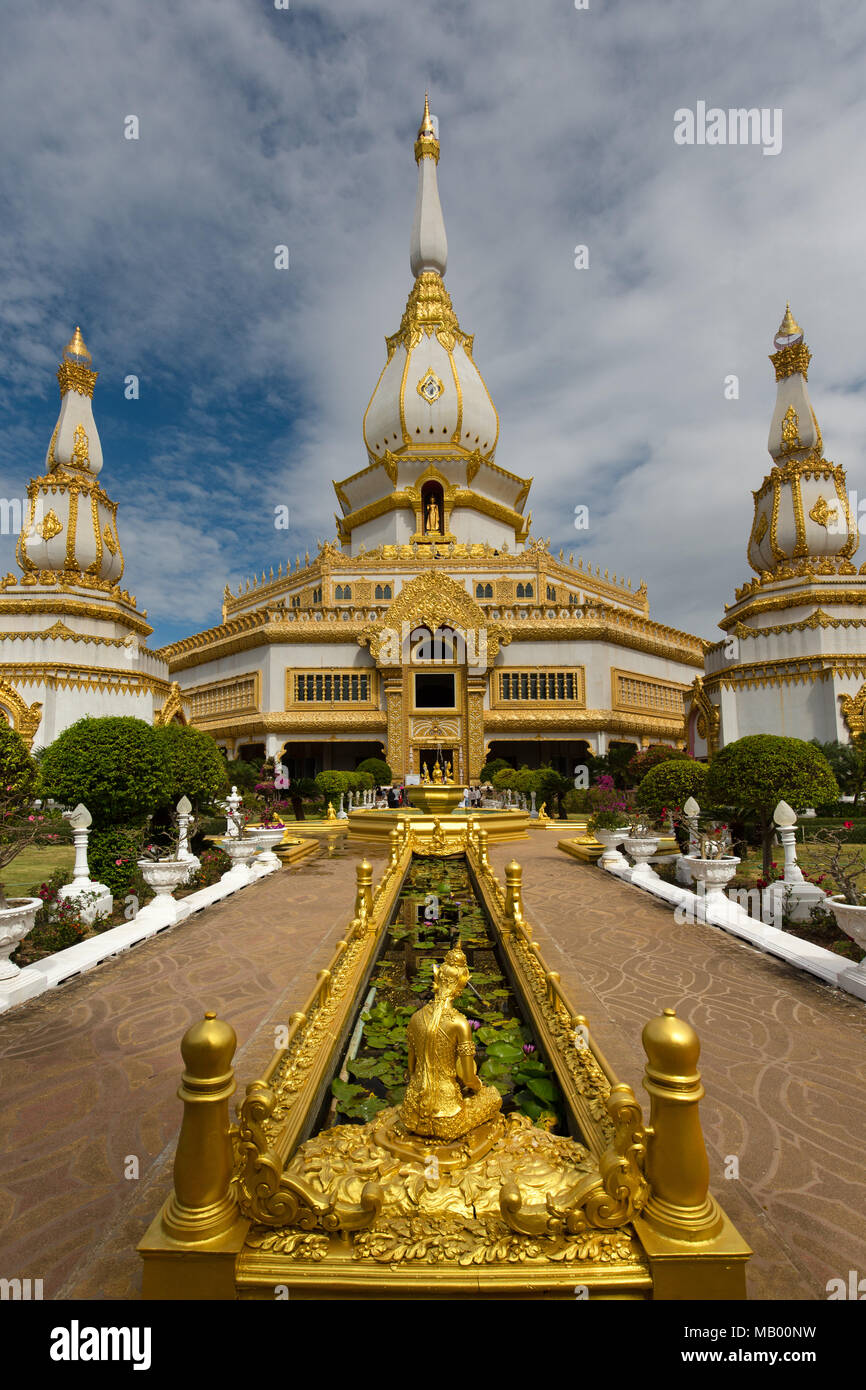 Vergoldet 101 m hohen Phra Maha Chedi Chai Mongkhon Pagode, Lotus Brunnen, Wat Pha Nam Jugendstrafanstalt Tempel, Phuttha-Utthayan Park Stockfoto