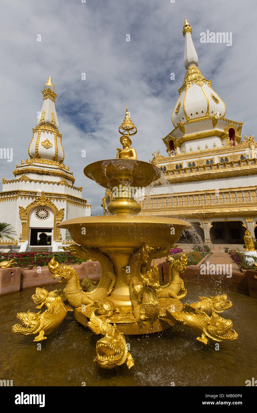 Vergoldeten Springbrunnen vor dem 101 m hohen Phra Maha Chedi Chai Mongkhon Pagode, Wat Pha Nam Jugendstrafanstalt Tempel, Phuttha-Utthayan Park Stockfoto